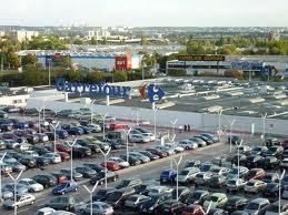 Les grévistes de Carrefour à Aulnay-sous-Bois refusent de remplir les rayons du magasin !