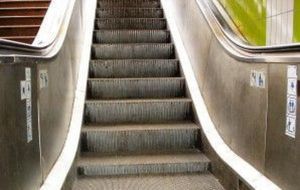 Une femme se coince le pied dans un escalator de la gare RER B de l’aéroport de Roissy-Charles-de-Gaulle