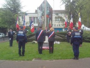 Aulnay-sous-Bois : Cérémonie en hommage aux héros et aux victimes de la déportation dans les camps de concentration durant la Seconde Guerre Mondiale.