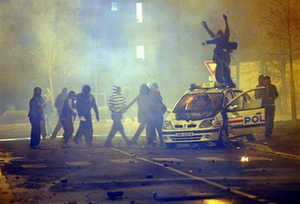 10 ans après les émeutes en Seine-Saint-Denis un policier déclare : « à la moindre étincelle ça peut repartir ! »