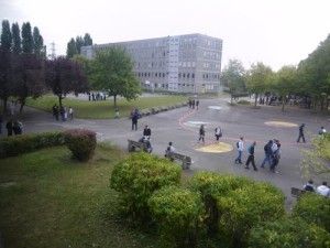Une minute de silence respectueuse au lycée Voillaume à Aulnay-sous-Bois après les attentats de Paris