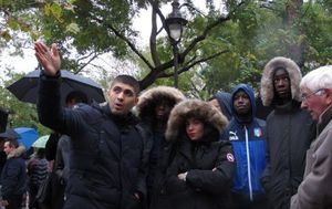 Des jeunes d’Aulnay-sous-Bois rendent hommage aux victimes des attentats de Paris en déposant des fleurs au Bataclan