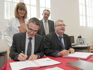 Stéphane Troussel, président du conseil départemental signant une convention avec Est Ensemble en octobre 2014