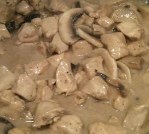 Émincé de poulet aux champignons et vin blanc