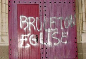 Fêtes chrétiennes supprimées, cimetières profanés, le PS confirme sa politique anti-catholique