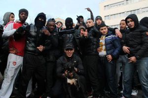 Projet Valls contre la ghettoïsation : construire massivement des HLM dans nos campagnes