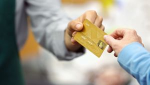 Les banques imposent à leurs clients des cartes piratables !