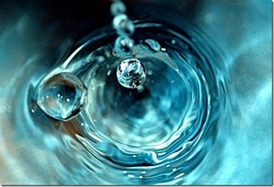 « Le pouvoir secret de l’eau » et « le message de l’eau >Ce reportage, en parties, se révèle être extrêmement surprenant et même déroutant par moments. L’eau dont nous nous servons pour nous laver, pour prendre notre thé ou simplement pour se désaltérer aurait une mémoire de ce qu’elle a vécu et de ce qui l’entoure ! Et serait même sensible aux émotions humaines ! Incroyable ! D’un point de chimique l’eau est toujours le « H2o » que nous connaissons depuis le collège-lycée, mais la structure de l’eau est par contre, elle, très différente d’un échantillon à l’autre. Les plus sceptiques d’entre nous pourrons être décontenancé par ce reportage et le rejeter en bloc. Néanmoins une recherche sur les divers scientifiques qui interviennent pendant le reportage pourrait nuancer ce rejet. Les Docteurs et spécialistes intervenant dans les 2 documentaires sont : Le Dr Rustum Roy, le Dr Kurt Wuthrich, le Dr Martin Chaplin, le Dr Vladimir Voeikov, le Konstantin Korotkov et le fameux Dr Masaru Emoto. Ils sont des scientifiques reconnus. Le Dr Emoto, après avoir analyser des échantillons d’eau soumises à diverses influences extérieures (des sons, des mots ou autre) nous a livré un série de clichés des cristaux d’eau. Les diverses structures que l’eau peut prendre se révèlent spectaculaires.