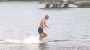 Un moine Shao Lin marche 125m sur l'eau !