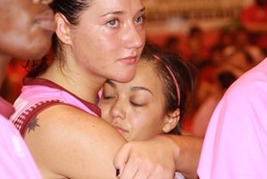 Toute la détresse d'Olesia Malashenko et Leilani Mitchell après la défaite en finale d'Eurocoup.
