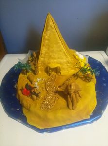 Pyramide en pâte à sucre... Super bon le gateau