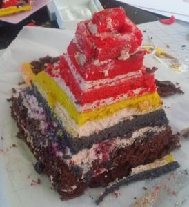 Gateau arc en ciel _ creme de framboise qui sera recouvert de pâte à sucre