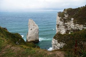 Les falaises d'Etretat en juillet, les peintres du site