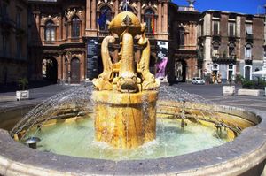 La fontana dei Delfini Piazza Bellini