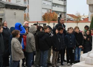 Au cimetière d’Issy-les-Moulineaux, Thierry Gandolfo explique la Première Guerre mondiale à une classe de l’école primaire Anatole France.