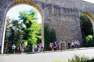 Les randonneurs devant l'aqueduc de Buc