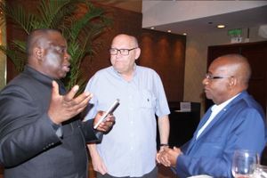 Monsieur Kouassi Camille, Directeur du bureau du tourisme ivoirien en Chine donne des détailles qui impressionnent Monsieur Jean-Marie SOMET, Directeur Général de Côte d’Ivoire Tourisme, l’Office National du Tourisme,