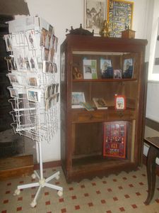 Le présentoir de vente (crédit Musée de Salers)