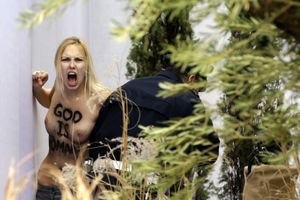 Vatican : une femen seins nus s'empare de la statuette de l'Enfant Jésus