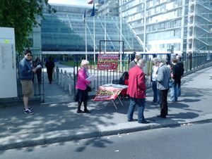 La JC et le PCF Paris 15 s'invitent aux journées portes ouvertes de l'AP-HP. Pour la défense de l'hôpital public, non au plan Hirsch !