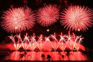 Feu d'artifice rouge et blanc.