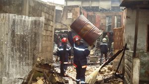 Douala, 23 mai 2015. Un fût ayant servi à stocker du carburant frelaté sorti des domiciles en feu par les sapeurs-pompiers. Crédit Photo. Mathias Mouendé Ngamao