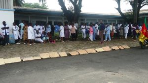 Hôpital Laquintinie de Douala, le 1er juin 2015. Les grévistes debouts devant des pancartes étalés au sol. Crédit photo: Mathias Mouendé Ngamo