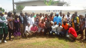 Douala, 17 mai 2015. Des représentants des 29 familles à expulser à Pk8 posent avec des responsables du Fne.