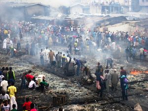 Douala, le 04 juillet 2012. Des sinistrés fouillent dans les décombres de l'incendie qui a ravagé 600 boutiques au marché Congo. Photo Mathias Mouendé.
