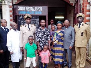 Douala, le 26 juin 2015. Les autorités de la ville pausent avec les enfants rescapés et leurs parents.