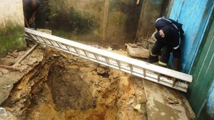 Douala, 09 août 2016. Des sapeurs-pompiers à l'oeuvre près de la fosse septique. Crédit photo: Mathias Mouendé Ngamo.