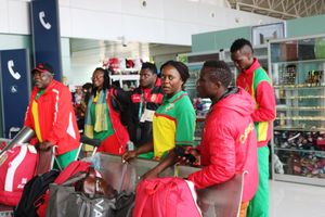 Lomé, le 23 août 2016. Des athlètes et coachs camerounais à l'aéroport Gnassingbé Eyadema.