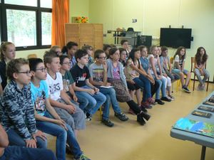 des élèves attentifs