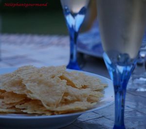 Chips de gruyère craquantes pour apéritif qui détend