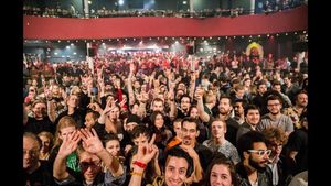 Avant le carnage, se signant du signe de Satan...
