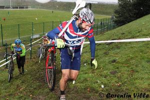 Antonin , vélo sur l'épaule. (Crédit photo: Corentin VILLE , CR4C)