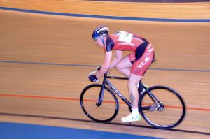 Loic sur la piste du Vélodrome de Bourges