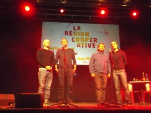 Aux Amis de la culture d'OC : Manu THERON, candidat de la liste "REGION COOPERATIVE, sociale écologiste et citoyenne" chante avec son groupe au meeting régional du 2 décembre aux DOCK des SUD :