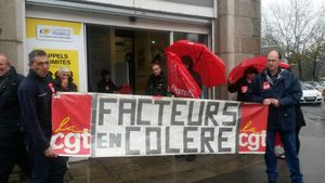 Aujourd'hui, devant la Poste