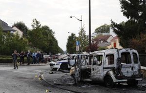 Deux policiers sérieusement brûlés volontairement