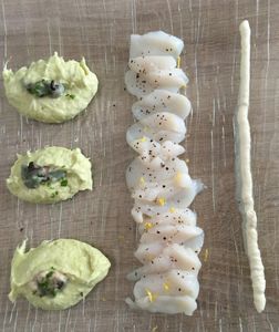 Carpaccio de St Jacques, bavarois de poireaux et tartare d'huîtres ...