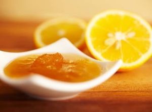 Le masque visage avec du miel et du citron