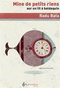 Mine de petits riens sur un petit lit à baldaquin de Radu Bata