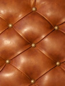 Détail capiton cuir clouté