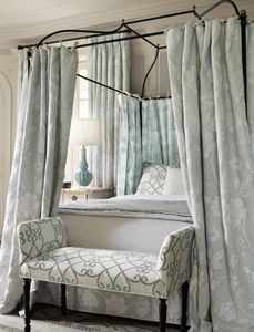 Lit à baldaquin pour une chambre romantique