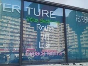 la fille sur le vélo...