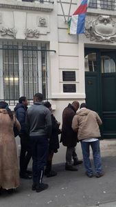 ELECTEURS DEVANT L'AMBASSADE DE LA RCA A PARIS