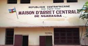 CENTRAFRIQUE : LES DÉTENUS DE NGARAGBA MANIFESTENT POUR RÉCLAMER L’AMÉLIORATION DE LEURS CONDITIONS DE VIE