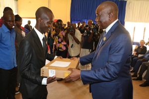 Abdou Karim Meckassoua remettant le cadeau au deuxième lauréat