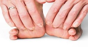 Atteignez vos pieds et le faire chaque soir avant le coucher. Voici pourquoi il est si important!
